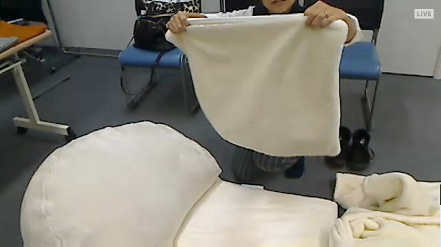 寝袋部分は取り外して専用の収納袋に入れます