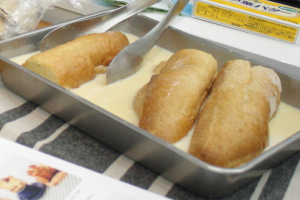 フレンチトースト用の漬け込み液に漬けているところ