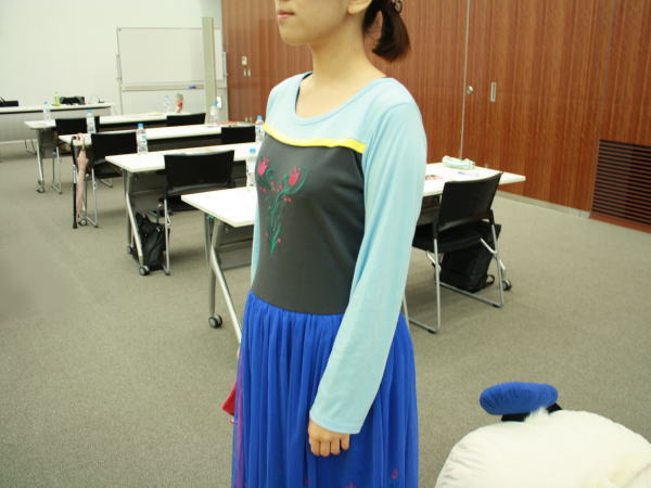 シャツにスカートを着ているみたいに見えますが、ワンピースです