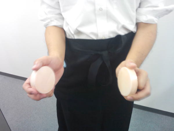 石けんを叩き合わせて音を出しているところ