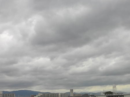 梅雨の曇り空