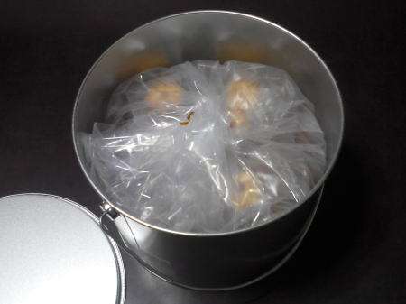 バケツ缶の中のクッキー