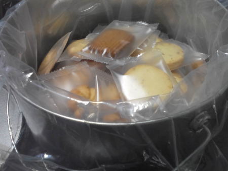 バケツ缶クッキーを楽しんでいるところ