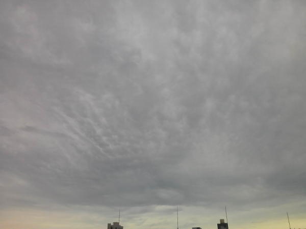 台風前の雲のようす