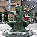 相撲取りの銅像