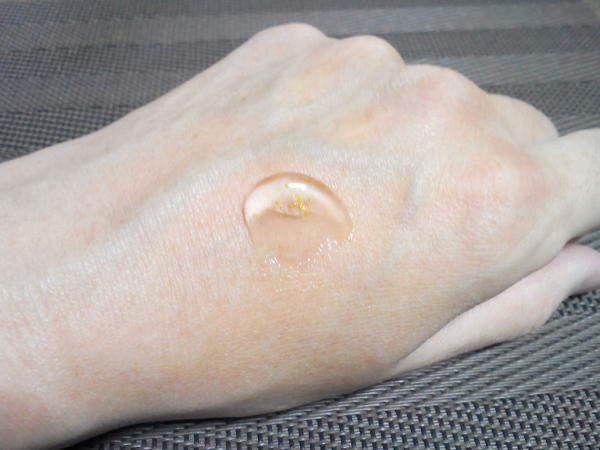 手の甲にのせたマチュアゲル
