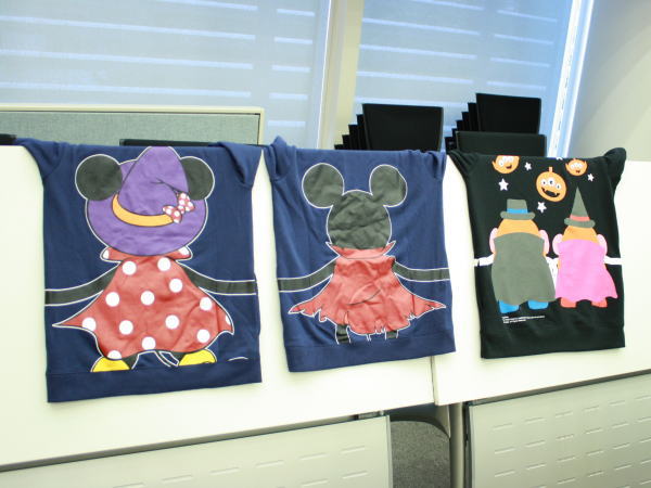 ペアで楽しむハロウィーンなら ディズニーのつながるデザインのパーカがおすすめ 日々歳々