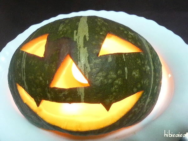ロウソクにカボチャを被せたところ