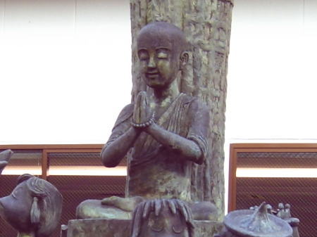 秋芳洞そばの道端にある寿円禅師の像