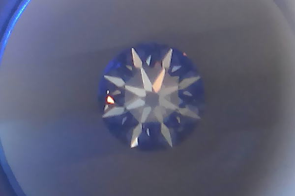 婚約指輪にロマンチックなエッセンス ダイヤモンドの中に見える8つの 