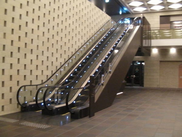 2階へ向かうエスカレーター