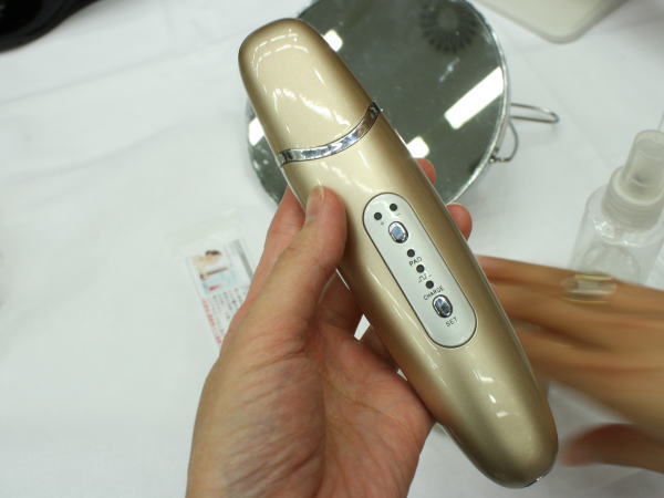 本体はすっきりしたデザイン