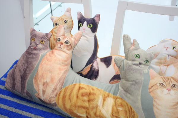 にゃんともぜいたくな 猫まみれハーレムクッションの会