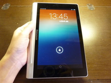 YOGA TABLET8 手に持っているところ
