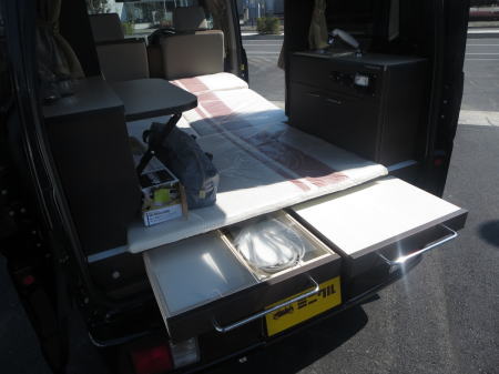 車中泊ができる軽自動車　引き出しや作業台