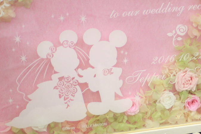 華やかなお花とシルエットで結婚式のゲストをお出迎え ディズニーのウエルカムボード