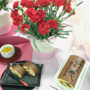三源庵のロールカステラと花鉢のセット
