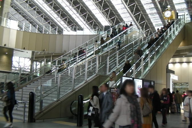 時空の広場への階段・エスカレーター