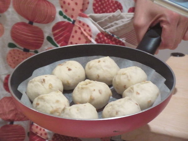 フライパンに並べた生地